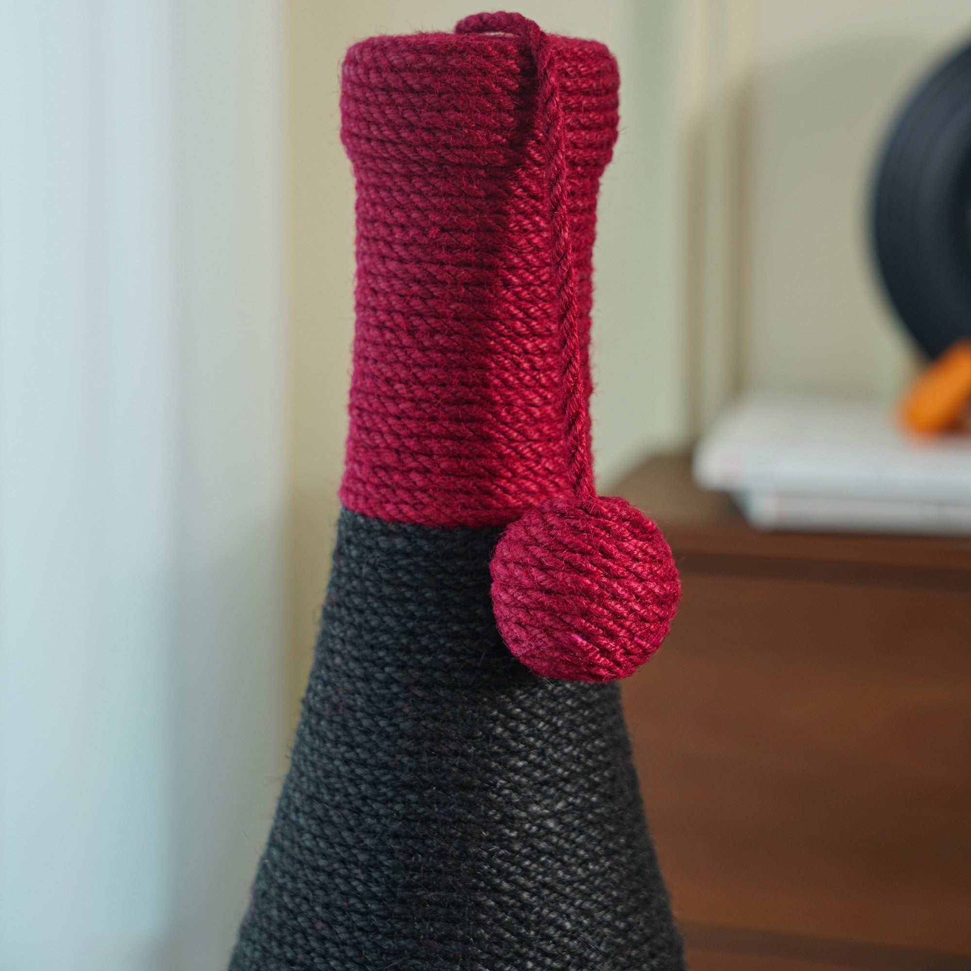 Fairela Pet Wine Bottle 24.8-in Hemp Cat Scratching Post, Black/Red