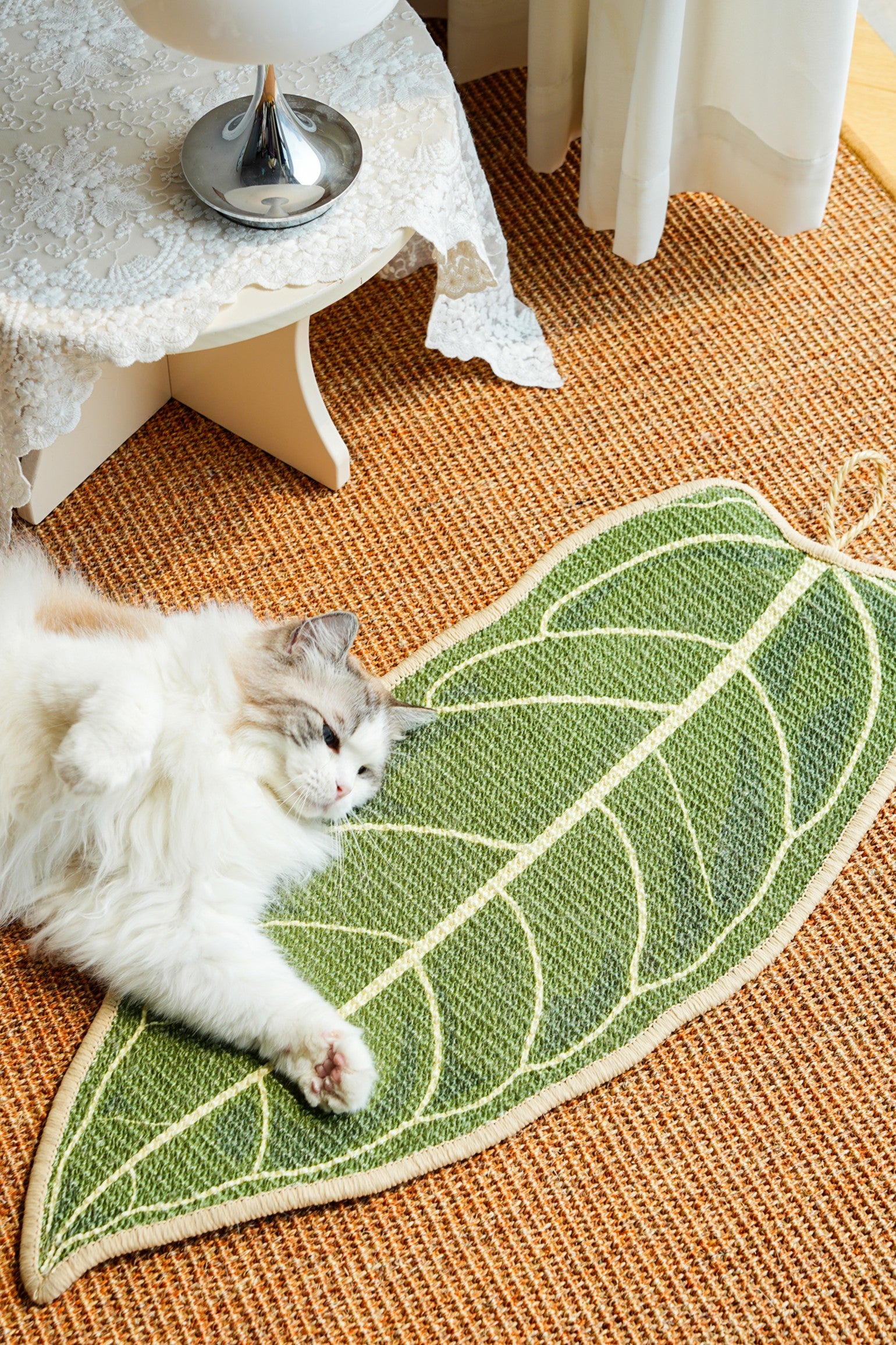 Fairela Leaf Shaped Natural Sisal Cat Scratching Mat, Non-Slip Decorative Cat Scratch Pad for Indoor Cats, Floor Protector & Lounging Mat