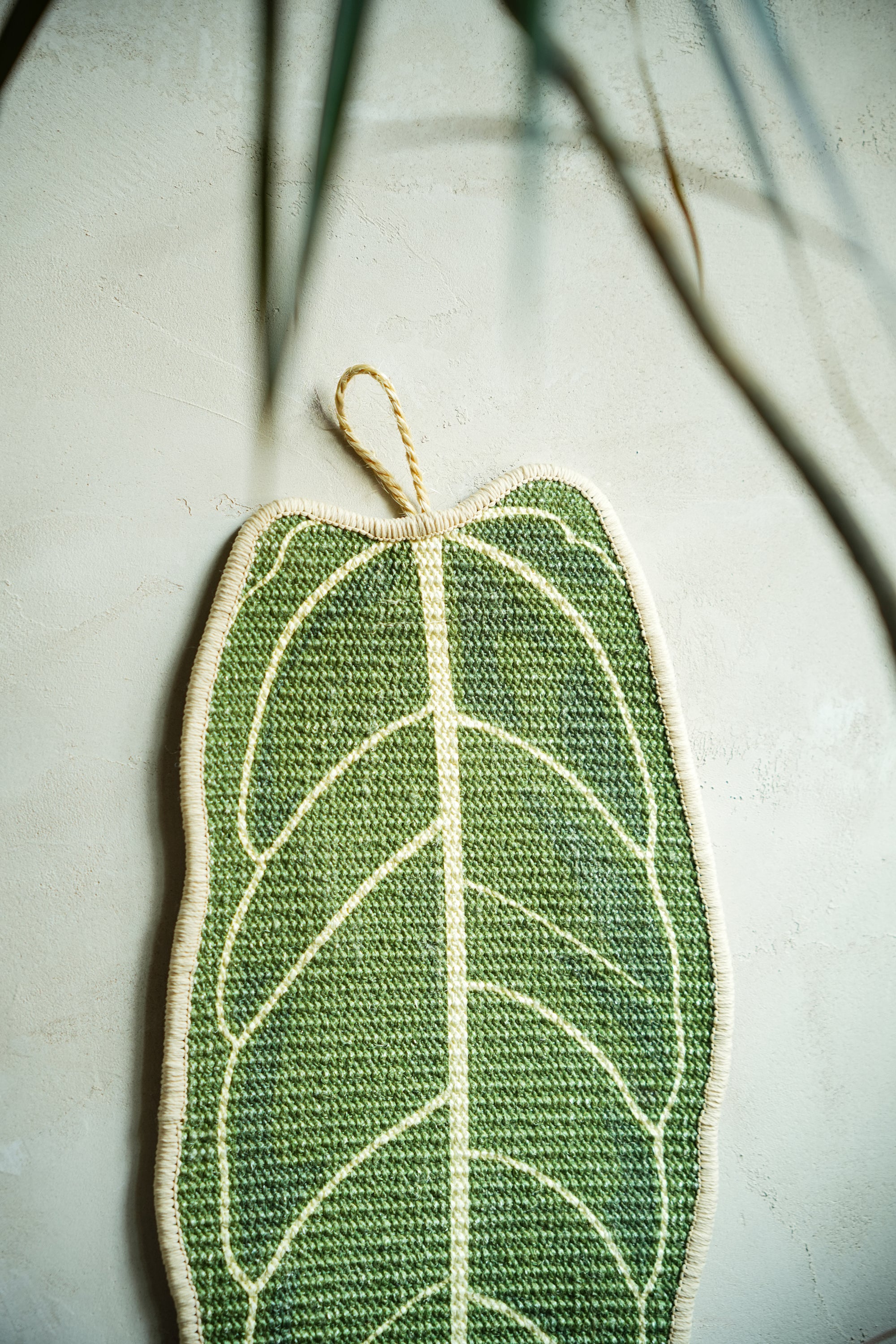 Fairela Leaf Shaped Natural Sisal Cat Scratching Mat, Non-Slip Decorative Cat Scratch Pad for Indoor Cats, Floor Protector & Lounging Mat