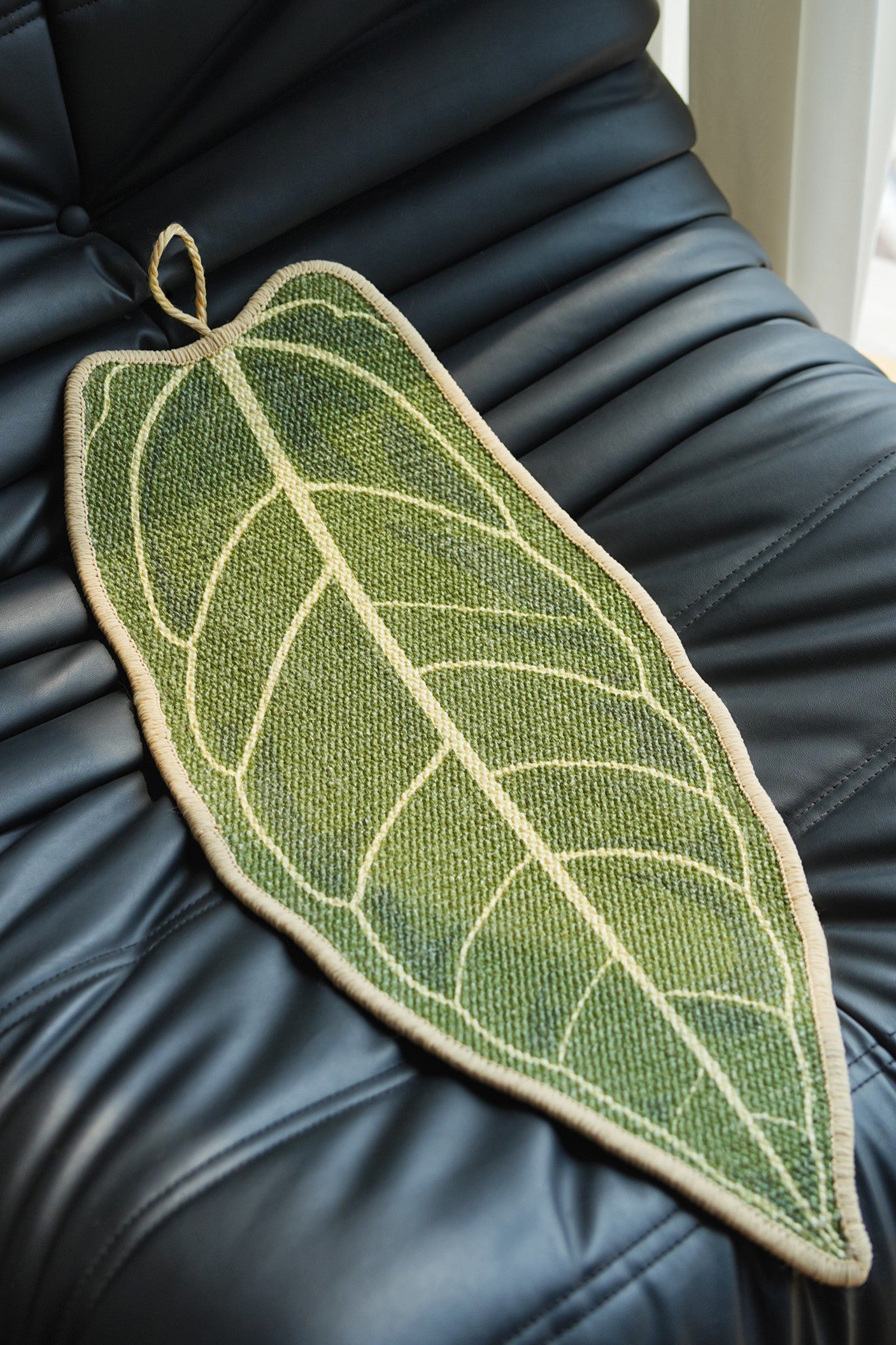 Fairela Leaf Shaped Natural Sisal Cat Scratching Mat, Non-Slip Decorative Cat Scratch Pad for Indoor Cats, Floor Protector & Lounging Mat