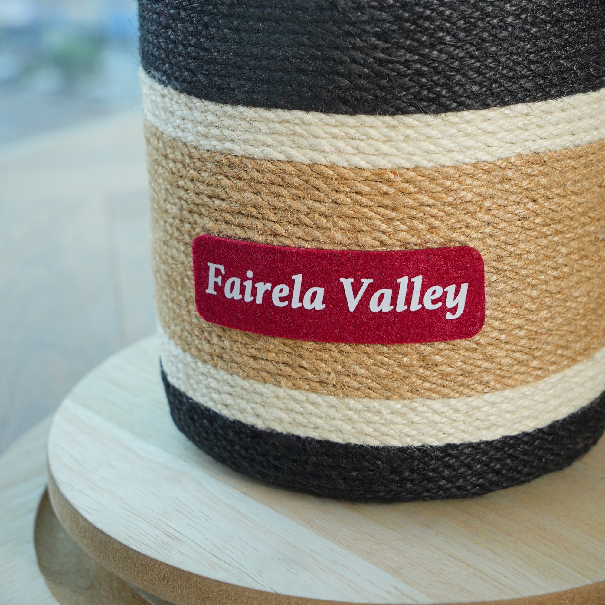 Fairela Pet Wine Bottle 24.8-in Hemp Cat Scratching Post, Black/Red